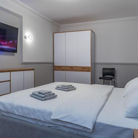 Modern 3 Bedroom Apartment Kiev Eksteriør bilde